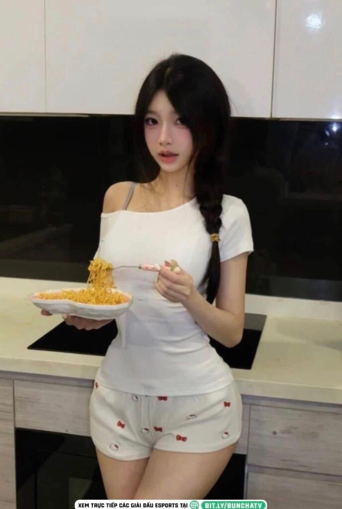 Ảnh Gái Cute Che Mặt – Vẻ Đẹp Trong Sáng Vượt Thời Gian Và Ý Nghĩa Văn Hóa Việt